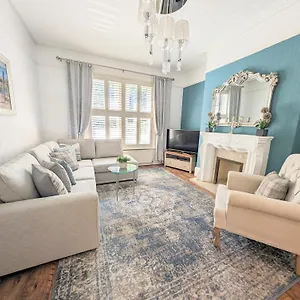 Apartment Large Family Apartment, Walking Distance To With Private Garden & Parking, Bournemouth